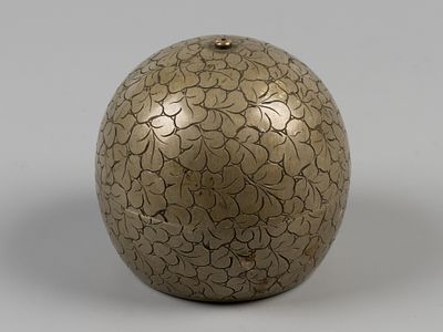 Шкатулка. Узор в виде листьев. ХХ в. Латунь, сплав, гравировка. Высота 6,5 см. Потертости 