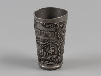 Карандашница 200 лет С.-Петербургу Начало ХХ в. Оловянный сплав. Высота 10.5 см. Верхний край 