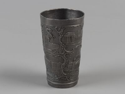 Карандашница 200 лет С.-Петербургу Начало ХХ в. Оловянный сплав. Высота 10.5 см. Помятости. 