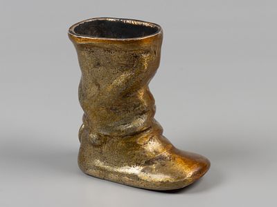 Пепельница. &laquo;Бродень&raquo; (сапог). ХХ в. Металл. Высота 9,5 см. На основании клеймо: "18". 