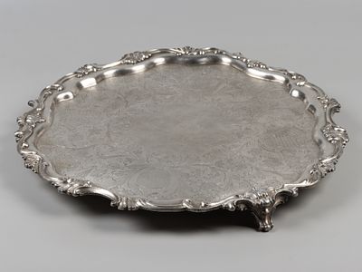 Поднос на ножках. Начало ХХ в. Медь, серебрение. Диаметр 41 см. Без клейма. Потертости. Легкое 