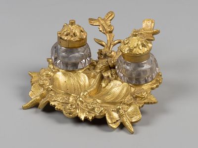 Чернильница с двумя емкостями. Цветы и бабочки. ХХ в. Металл, окрашивание, лак. Размер 