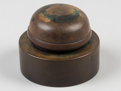 Чернильница переносная. Первая половина ХХ в. Карболит. Размер 40х55 мм. Внутреннюю крышку 