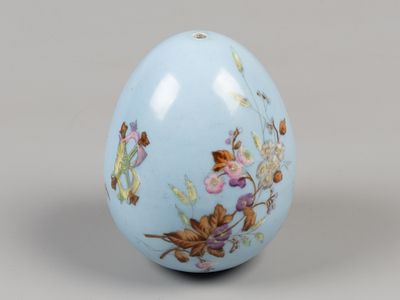 Яйцо пасхальное с монограммой "ХВ". Цветы на голубом. Тов-во М.С. Кузнецова. Начало ХХ в. 