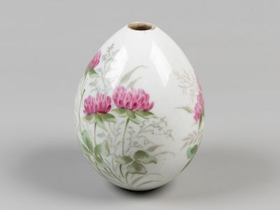 Яйцо пасхальное. Клевер. Начало ХХ в. Фарфор, надглазурная роспись. Высота 10 см. Нитевидная 