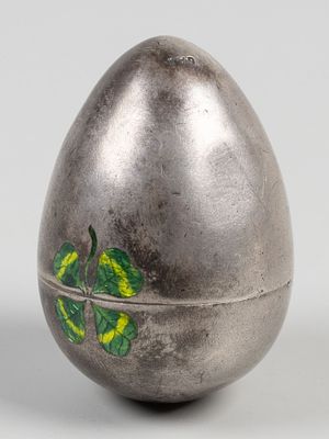 Яйцо пасхальное с изображением клевера. Европа (Финляндия?), XIX в. Бел. металл, эмали, позолта. 