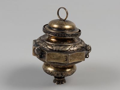 Лампада с крышкой 1843 Бел. металл, золочение. Общий вес 110 гр. Высота лампады 10.5 см. Клейма 