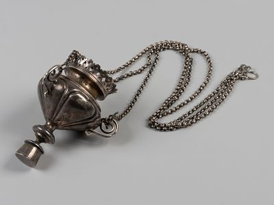 Лампада на цепочке. Россия 1876 Бел. металл. Общий вес 129 гр. Высота лампады 9 см., длина 