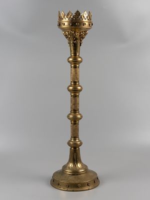 Храмовый песковой подсвечник. ХХ в. Латунь. Высота 61 см. Утрата части декора по верхнему краю. 