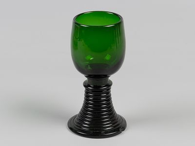 Бокал. Рёмер. Германия, Центральный Рейн, 1890-е. Цветное стекло, выдувание в форму, гутная работа.