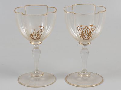 Бокалы в форме четырехлистника. 2 шт. ИФЗ (?), XIX в. Стекло, золочение. Высота 13 см. Части 