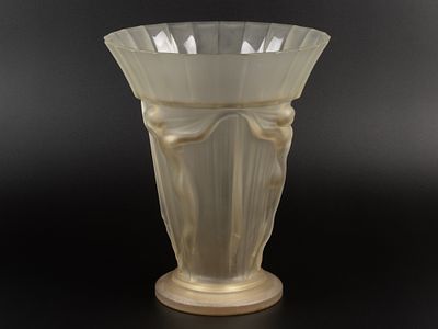 Ар-деко. Ваза. В стиле Лалик. Европа, 1920-1930-е. Стекло, матирование. Высота 23,5 см. Общее 