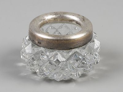 Солонка. Московский ювелирный завод. 1968. Бел. металл, хрусталь. Общий вес 120.5 гр. Диаметр 53 