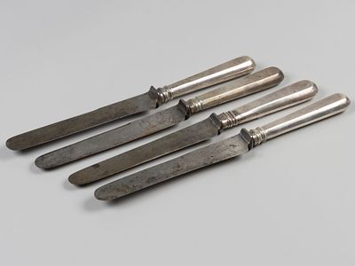 Столовые ножи с серебряными ручками. 4 шт. Рубеж XIX - ХХ в. Бел. металл, сталь. Длина 27 см. 