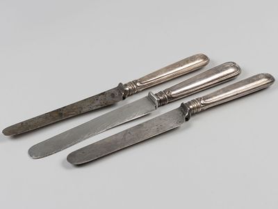 Столовые ножи с серебряными ручками. Монограмма. 3 шт.Рубеж XIX -XX в. Бел. металл, сталь 