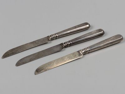 Ножы для фруктов с монограммой "REO XXV". 3 шт. Москва, рубеж XIX - ХХ в. Бел. металл. Вес 90,2 