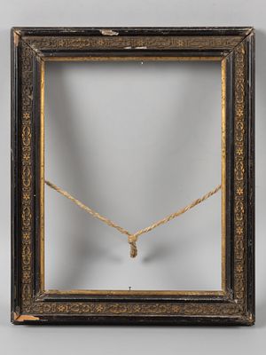 Рама картинная. Черная с золотистым узором. Начало XX века. Дерево, резьба, лак, позолота. 