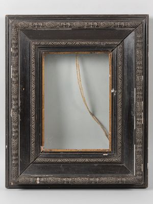 Рама картинная. Черная с растительным бордюром. Дерево, резьба, лак. Конец XIX-начало XX. 