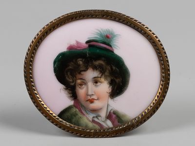 Миниатюра. Портрет мальчика в зеленой шляпе с пером. Роспись по фарфору, латунь. Первая 