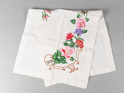 Рушник. Гвоздики. ХХ в. Ткань, мулине, вышивка гладью. Размер 87х43,5 см. Общее легкое 