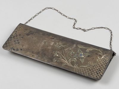 Клатч. Сетка с цветком. 1909-1927. Бел. металл, штихель, кожа. Общий вес 251 гр. Размер 21,5х8 