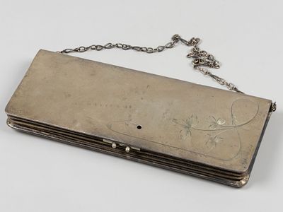 Клатч. Цветочный мотив. 1909-1927. Бел. металл, штихель, кожа. Общий вес 305 гр. Размер 22х9 