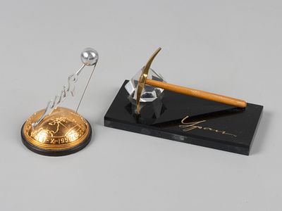 Советские сувениры. Спутник "Мир" и Урал. 2 предм. 1950-1960-е Металл, пластик. 1. Спутник. 1957 
