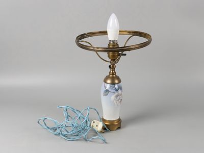 Лампа (без абажура). Роза. Дания (?), Перв. пол. ХХ в. Фарфор, подглазурная роспись, латунь. В 