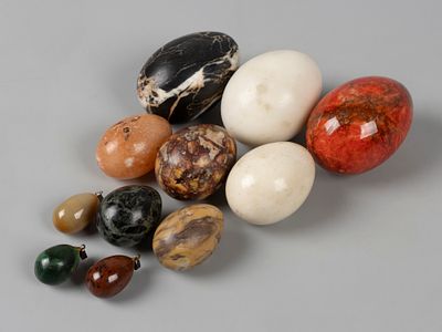 Пасхальные яйца. 11 шт. Яшма, халцедон, кахалонг, змеевик, агат. Высота: самое большое 5 см 