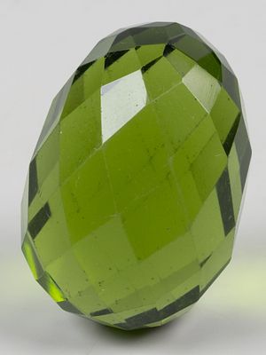 Пасхальное яйцо. Изумрудное стекло. Начало ХХ в. Полировка. Высота 5 см. Потертости. В целом в 