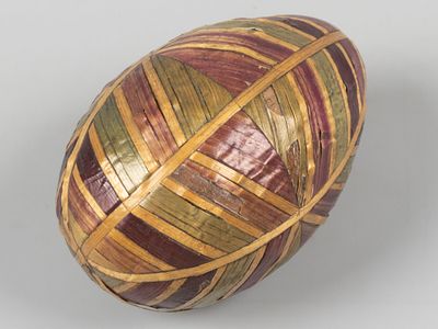Пасхальное яйцо. Начало ХХ в. Дерево. Цветная солома. Размер 6х4 см. Украшено цветной соломой. 