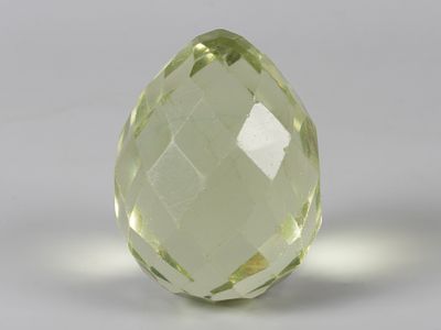 Яйцо пасхальное. Начало ХХ в. Граненое цв. стекло. Размер 6.5х5 см. Следы бытования. Потертости. 