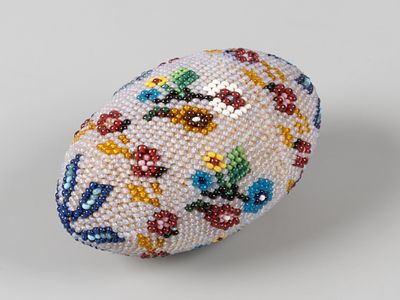 Яйцо пасхальное. Шитьё бисером. Россия. Начало ХХ в. Дерево. Размер 7х4 см. Следы бытования. В 