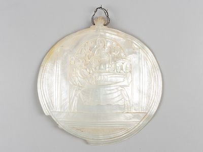 Панагия. Успение Богородицы. Иерусалим (?), XIX в. Перламутр, резьба. Размер 15,3х15 см. Сколы 