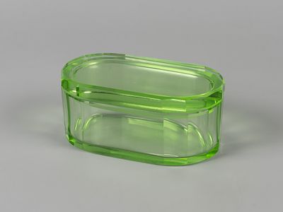 Шкатулка овальная. ХХ в. Цветное стекло, грань, полировка. Размер 11,5х6,5х5 см. Потертости. На 