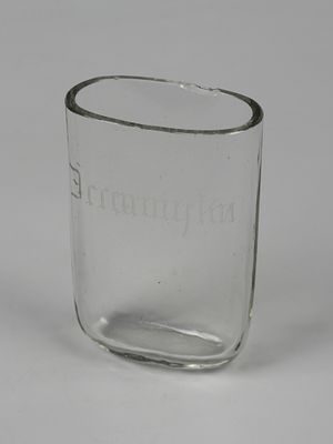 Стакан для минеральной воды Ессентуки. Нач. ХХ в. Стекло, травление. Высота 10 см. Скольчики по 