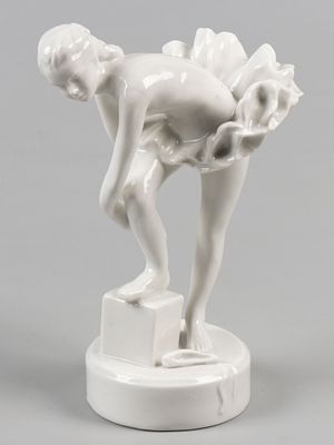 Статуэтка. Юная балерина (Балерина, завязывающая пуанты). Ск. Н.А. Малышева. Дулево. 1968-1991. 