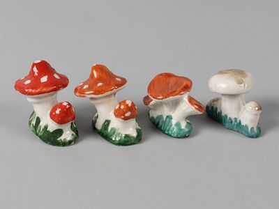 Миниатюрные статуэтки. 4 шт. Грибы. Пер. пол. ХХ в. Фарфор, роспись. Статуэтки. 2 шт. Мухаморы. 