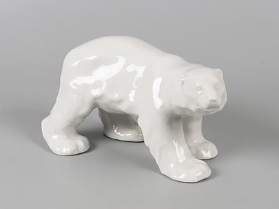 Статуэтка. Белый медведь. Авт. Тимус А. К. ЛФЗ. 1930-1950-е. Глазурованный фарфор. Высота 10,5 