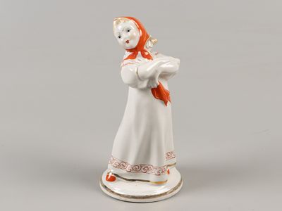 Статуэтка. Плясунья. Чудово. 1960 г. Фарфор, надглазурная роспись, золочение. Высота 15,6 см. 