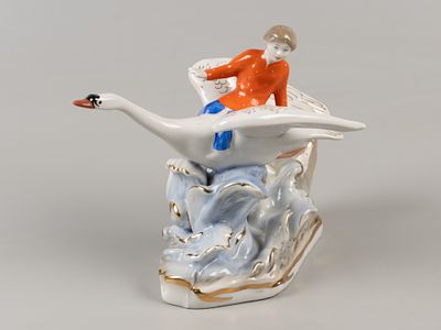 Статуэтка. Гуси-лебеди. Дулево. 1967 г. Фарфор, надглазурная роспись, золочение. Высота 16 см. 