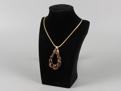 Napier. Кулон на цепочке. 2000-е Ювелирный пластик, металл. Размер кулона 65х35 vм. Длина 