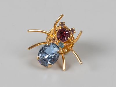 Ballou. Пин, брошь. Паук. 2000-е. Ювелирное стекло, металл. Размер 20х25 мм. Клеймо фирмы. Следы 