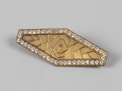 Брошь в стиле ар деко. 1930-е Металл, стразы. Размер 47х20 мм Следы бытования. Хорошее состояние