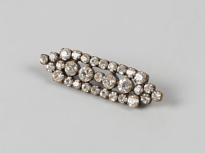 Брошь-бар. Первая пол. ХХ в Стразы, металл. Размер 43х12мм Следы бытования. Хорошее состояние