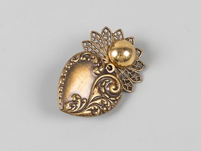 Брошь в стиле Ар-Деко. Сердце. 1940-е Металл. Размер 45х25 мм Следы бытования. Хорошее состояние