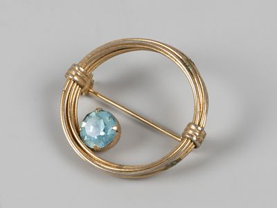 Минимализм. Брошь Камень в круге. 1990-е Ювелирное стекло, металл. Диаметр 34 мм Следы 