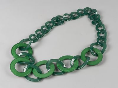 Бусы [Y2K] Зеленый винтажный пластик. Италия 2000-е. Длина около 80 см. Следы бытования. Хорошее 