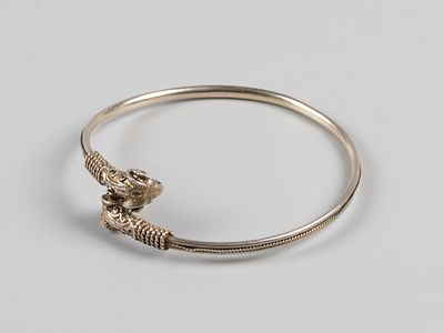 Браслет. Головы овна. 2000-е Бел. металл. Вес 11.5 гр. Диаметр 60 мм. Клеймо 925 пр. Следы 