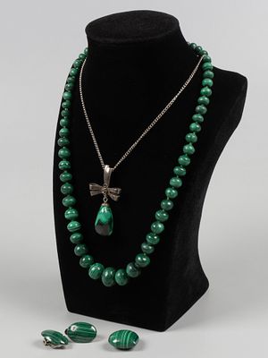 Составной лот. Украшения из малахита. 1990-е. Бусы, подвесы, клипсы. Бусы. Малахит, бисер. 